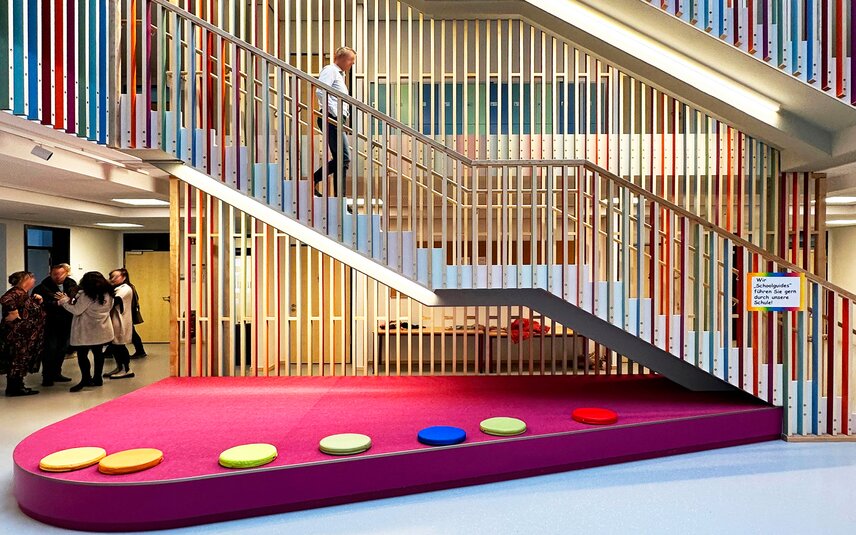 Bunte Treppe mit Sitzkissen und Schulführern