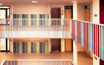 Moderner Schulflur mit bunten Elementen
