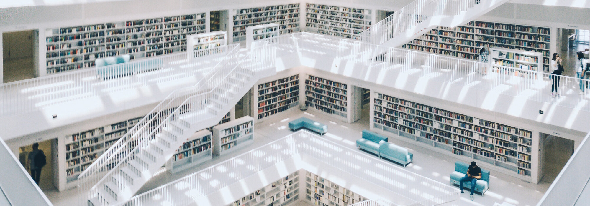 Moderne Bibliothek mit Treppen und Büchern