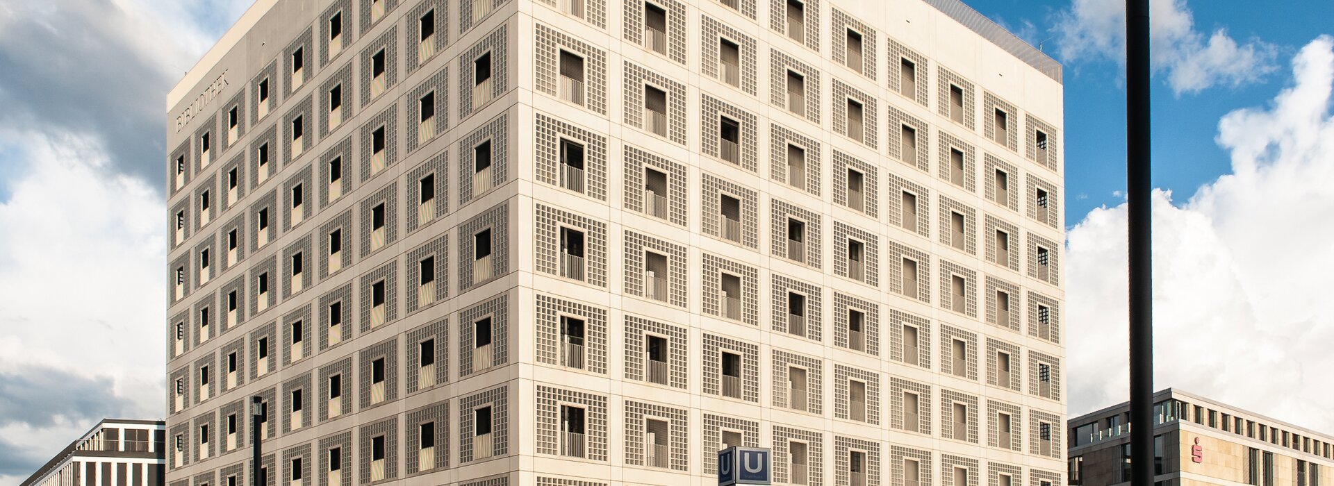 Modernes Bibliotheksgebäude mit Fensterfassade