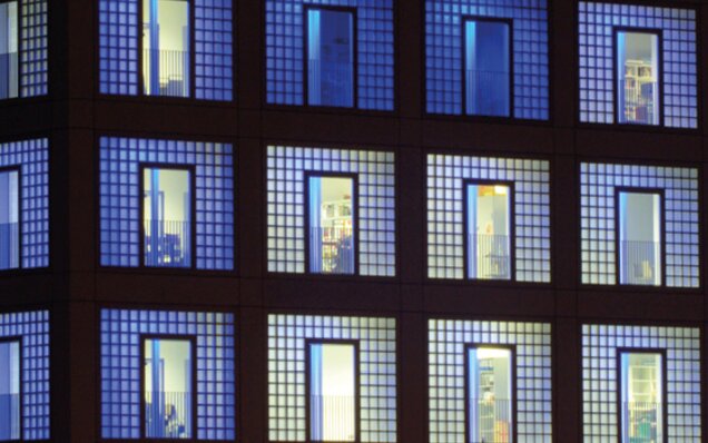 Beleuchtete Glasfassade moderner Büros