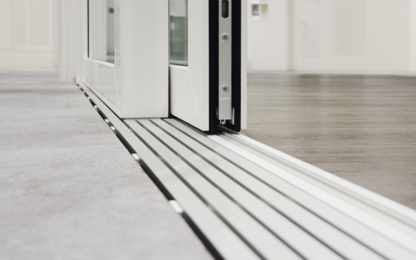 Hebeschiebe-Element aus Kunststoff – Detailansicht barrierefreie Bodenschwelle