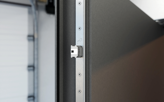Garagentür aus Metall mit Verschlusssystem GU SECURY Automatic FH, Detailansicht Automatic-Fallenriegel
